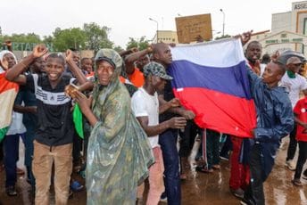 Pristalice pučista u Nigeru klicale Putinu i zapalile vrata francuske ambasade Pristalice pučista u Nigeru klicale Putinu i zapalile vrata francuske ambasade