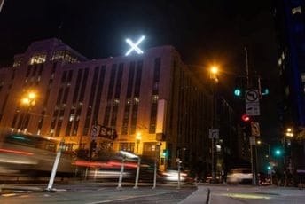 Ilon Mask obasjao „X“ strobovima, komšije u San Francisku ne mogu da spavaju Ilon Mask obasjao „X“ strobovima, komšije u San Francisku ne mogu da spavaju