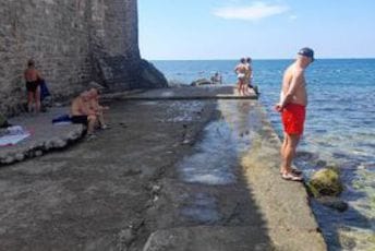 Oprez pri ulasku u more na plaži Ričardova glava u Budvi (FOTO) Oprez pri ulasku u more na plaži Ričardova glava u Budvi (FOTO)