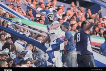 Navijači Veleza napravili sačekušu svojim igračima: Jednog udarali, drugom prijetili da će mu pucati u noge Navijači Veleza napravili sačekušu svojim igračima: Jednog udarali, drugom prijetili da će mu pucati u noge