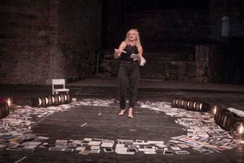 "Posljednji čin" Lucije Barišić na Budva Grad teatru: Intimna i duhovita priča o smrti "Posljednji čin" Lucije Barišić na Budva Grad teatru: Intimna i duhovita priča o smrti