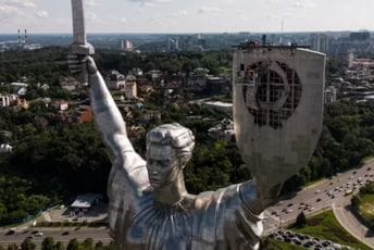 Uklonjeni srp i čekić sa kijevskog spomenika Domovini Uklonjeni srp i čekić sa kijevskog spomenika Domovini