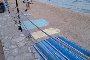 U Tivtu će kažnjavati “rezervaciju” plaže peškirima U Tivtu će kažnjavati “rezervaciju” plaže peškirima