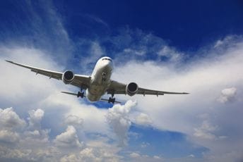 Drama na nebu: Putnik nag trčao kroz avion pa srušio stjuardesu