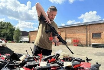 Zanimljiva praksa: Policija Majamija donirala Ukrajini oružje zaplijenjeno na gradskim ulicama Zanimljiva praksa: Policija Majamija donirala Ukrajini oružje zaplijenjeno na gradskim ulicama