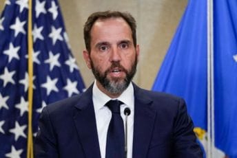 Ko je tužilac koji je podigao optužnicu protiv Trampa: Radio u Hagu, bavio se zločinima na Kosovu... Ko je tužilac koji je podigao optužnicu protiv Trampa: Radio u Hagu, bavio se zločinima na Kosovu...