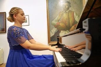 Prvi solistički koncert mlade pijanistkinje na Ljetopisu; Pavlović: Uživanje je svirati pred barskom publikom Prvi solistički koncert mlade pijanistkinje na Ljetopisu; Pavlović: Uživanje je svirati pred barskom publikom