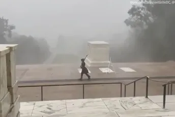 Gardista oduševio svijet: Ni vjetrovi od 130 km/h nisu ga spriječili da nastavi da čuva Grob neznanog vojnika Gardista oduševio svijet: Ni vjetrovi od 130 km/h nisu ga spriječili da nastavi da čuva Grob neznanog vojnika