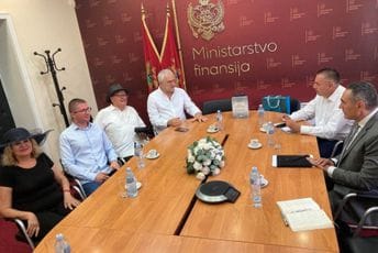 Damjanović sa predstavnicima Udruženja književnika CG: "Zbog aktivnosti na očuvanju tradicije zavređuju pažnju države" Damjanović sa predstavnicima Udruženja književnika CG: "Zbog aktivnosti na očuvanju tradicije zavređuju pažnju države"