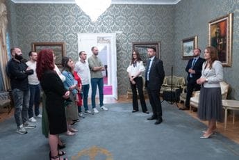 Milatović sa novinarima obišao Plavi dvorac Milatović sa novinarima obišao Plavi dvorac