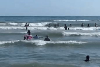 Veliki talasi u Ulcinju, spasioci upozoravaju kupače na opasnost Veliki talasi u Ulcinju, spasioci upozoravaju kupače na opasnost