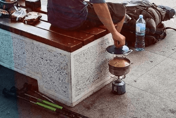 Podgorica: Turista kuvao ručak ispred aerodoma na plinskoj boci Podgorica: Turista kuvao ručak ispred aerodoma na plinskoj boci