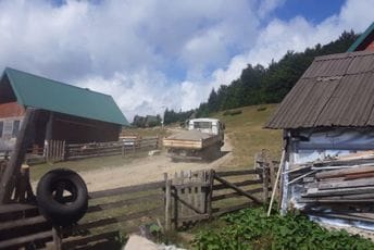 Vozila nekontrolisano krstare zaštićenom zonom Komova Vozila nekontrolisano krstare zaštićenom zonom Komova