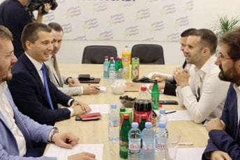 Što će Crnogorci u Vladi Crne Gore? Što će Crnogorci u Vladi Crne Gore?