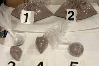 U Podgorici uhapšen državljanin Albanije: Policija pretresla stan, pronašla 1.5 kg heroina U Podgorici uhapšen državljanin Albanije: Policija pretresla stan, pronašla 1.5 kg heroina