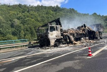 Zapalio se kamion na autoputu u Hrvatskoj, stvorene kilometarske kolone