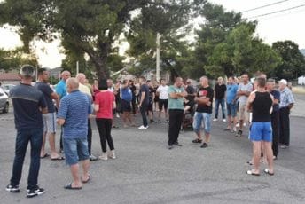 Mještani dijela Podgorice protestuju, prijete i blokadom autoputa ako se nadležni ne sastanu sa njima Mještani dijela Podgorice protestuju, prijete i blokadom autoputa ako se nadležni ne sastanu sa njima