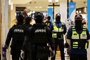 Napad u Seulu: Autom se zabio u ljude, izašao pa ih napao nožem Napad u Seulu: Autom se zabio u ljude, izašao pa ih napao nožem