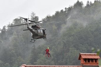 Veliko nevrijeme u Sloveniji: Vojska helikopterima spašava ljude sa krovova Veliko nevrijeme u Sloveniji: Vojska helikopterima spašava ljude sa krovova