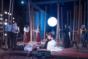 "Znamo da nas on uvijek gleda”: Peti rođendan “Krvavih svadbi” Igora Vuka Torbice obilježen na Gradu teatru "Znamo da nas on uvijek gleda”: Peti rođendan “Krvavih svadbi” Igora Vuka Torbice obilježen na Gradu teatru