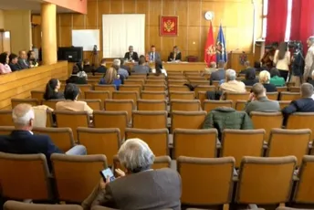 "Ima važnijih stvari od toga kako je neko držao ruke": Inicijativa za smjenu Kovačevića skinuta sa dnevnog reda sjednice SO Nikšić "Ima važnijih stvari od toga kako je neko držao ruke": Inicijativa za smjenu Kovačevića skinuta sa dnevnog reda sjednice SO Nikšić