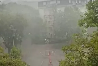 Snažno nevrijeme pogodilo Srbiju: Vjetar nosio krovove, padao grad veličine oraha Snažno nevrijeme pogodilo Srbiju: Vjetar nosio krovove, padao grad veličine oraha