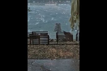 Pogledajte kako je bilo u Beogradu: Padao krupan grad, olujni vjetar čupao drveće, lomio kontejnere, nosio krovove... Pogledajte kako je bilo u Beogradu: Padao krupan grad, olujni vjetar čupao drveće, lomio kontejnere, nosio krovove...