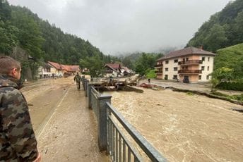 Vojska Slovenije probila se do još jednog odsječenog mjesta: Helikopterom dostavljaju osnovne životne potrepštine Vojska Slovenije probila se do još jednog odsječenog mjesta: Helikopterom dostavljaju osnovne životne potrepštine