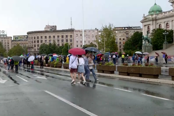 Uprkos nevremenu protest u Beogradu nije otkazan: Blokiran saobraćaj na mostu Gazela Uprkos nevremenu protest u Beogradu nije otkazan: Blokiran saobraćaj na mostu Gazela