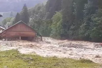 Katastrofalne poplave u Sloveniji ne jenjavaju: Voda potpuno "progutala" nekoliko kuća