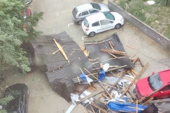 Posljedice nevremena u Beogradu: Tri osobe spašene, vjetar nosio krov sa parlamenta Posljedice nevremena u Beogradu: Tri osobe spašene, vjetar nosio krov sa parlamenta