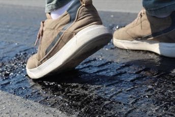 Turska: Zbog visokih temperatura u Denizliju se topi asfalt Turska: Zbog visokih temperatura u Denizliju se topi asfalt