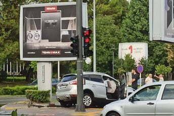 Nezgoda kod Blažovog mosta: Nakon sudara, jedno vozilo oborilo semafor Nezgoda kod Blažovog mosta: Nakon sudara, jedno vozilo oborilo semafor