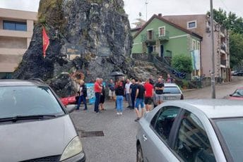 Mještani Virpazara blokirali saobraćaj: Zbog nesavjesnih vozača onemogućen prolaz lokalnom stanovništvu i turistima Mještani Virpazara blokirali saobraćaj: Zbog nesavjesnih vozača onemogućen prolaz lokalnom stanovništvu i turistima