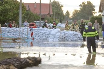 Hrvatska: Rekordni vodostaji Save, Drave i Mure, voda prijeti kućama, poplavljeni putevi Hrvatska: Rekordni vodostaji Save, Drave i Mure, voda prijeti kućama, poplavljeni putevi
