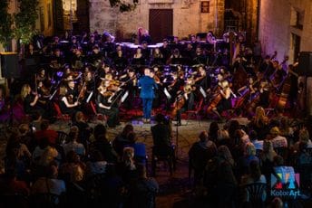 Dva izuzetna koncerta na KotorArtu: Umjetnici pokazali da je muzika platforma za spajanje i prevazilaženje različitosti Dva izuzetna koncerta na KotorArtu: Umjetnici pokazali da je muzika platforma za spajanje i prevazilaženje različitosti