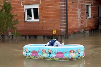 Hrvatska: Muškarac tokom poplava u dječijem bazenu veslao do komšije Hrvatska: Muškarac tokom poplava u dječijem bazenu veslao do komšije