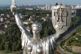 Ukrajina uklonila srp i čekić sa statue u Kijevu; Rusija: Oni ne znaju da vole domovinu Ukrajina uklonila srp i čekić sa statue u Kijevu; Rusija: Oni ne znaju da vole domovinu