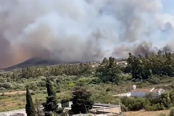 Vjetar otežava gašenje požara na Sardiniji, evakuisano 600 osoba Vjetar otežava gašenje požara na Sardiniji, evakuisano 600 osoba