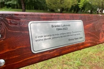 Donacija porodice Branka Lukovca: Park kod dvorca kralja Nikole u Podgorici dobio novu klupu