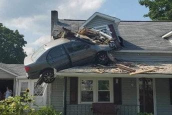 Scena kao iz akcionog filma: Poletio autom kroz vazduh i zabio se u krov kuće Scena kao iz akcionog filma: Poletio autom kroz vazduh i zabio se u krov kuće