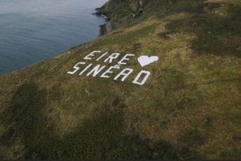 U Irskoj u toku sahrana Šinejd O'Konor, na brdu napravljena velika instalacija (FOTO)