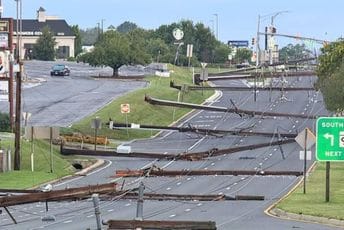 Više od 300.000 kuća u Americi bez struje zbog nevremena: Dvije osobe poginule, otkazuju se letovi Više od 300.000 kuća u Americi bez struje zbog nevremena: Dvije osobe poginule, otkazuju se letovi