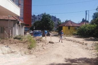 Vučić darovao dva miliona eura za rekonstrukcije u Nikšiću, ulica Živka Nikolića i dalje raskopana Vučić darovao dva miliona eura za rekonstrukcije u Nikšiću, ulica Živka Nikolića i dalje raskopana