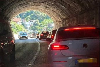 Pojačan saobraćaj i brojne obustave na crnogorskim putevima Pojačan saobraćaj i brojne obustave na crnogorskim putevima