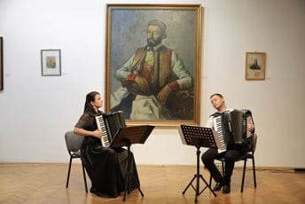 Trostruki muzički ugođaj u Dvorcu kralja Nikole: Duo harmonika Ilić i gosti na Barskom ljetopisu Trostruki muzički ugođaj u Dvorcu kralja Nikole: Duo harmonika Ilić i gosti na Barskom ljetopisu