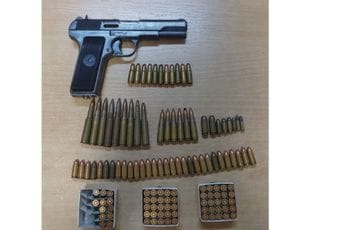 Nikšić: Od lica koje je prijetilo smrću uredniku i zamjeniku urednika portala Antena M oduzeti pištolj i municija Nikšić: Od lica koje je prijetilo smrću uredniku i zamjeniku urednika portala Antena M oduzeti pištolj i municija