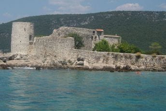 SPC obilježila i ulaz u Boku: Manastir Vavedenja Presvete Bogorodice sa novim freskama SPC obilježila i ulaz u Boku: Manastir Vavedenja Presvete Bogorodice sa novim freskama