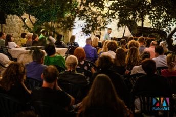 Višeminutne ovacije umjetniku: Ratimir Martinović nastup na KotorArtu posvetio majci Višeminutne ovacije umjetniku: Ratimir Martinović nastup na KotorArtu posvetio majci