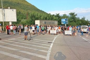 Opet stvorene velike gužve: Radnici Instituta blokirali prelaze prema Hrvatskoj Opet stvorene velike gužve: Radnici Instituta blokirali prelaze prema Hrvatskoj